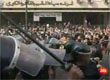 Egipto: Los egipcios desafían al ejército y al toque de queda y siguen la revuelta contra Mubarak
